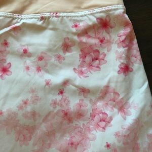 LULULEMON TENNIS/RUN SKIRT SIZE 6